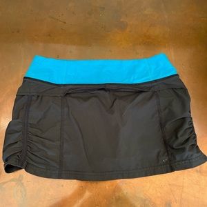 Lululemon atheltica setting the pace tennis skirt , rouched, blue band